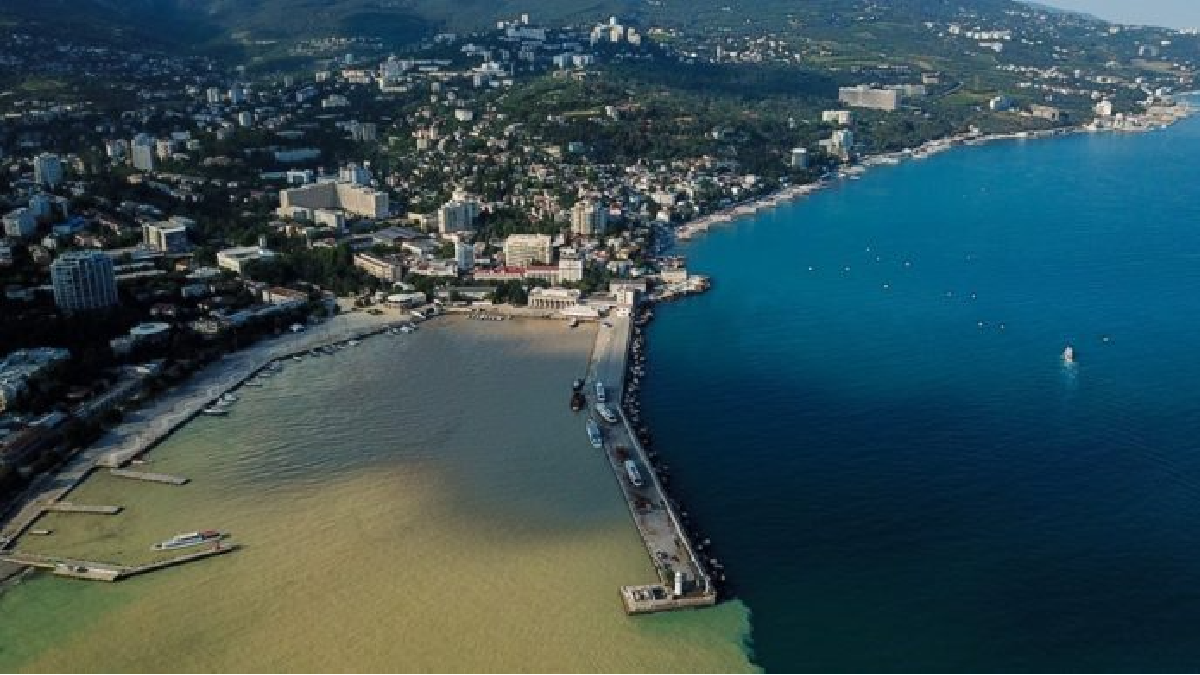 After the flood in occupied Yalta, beach holidays and swimming were banned